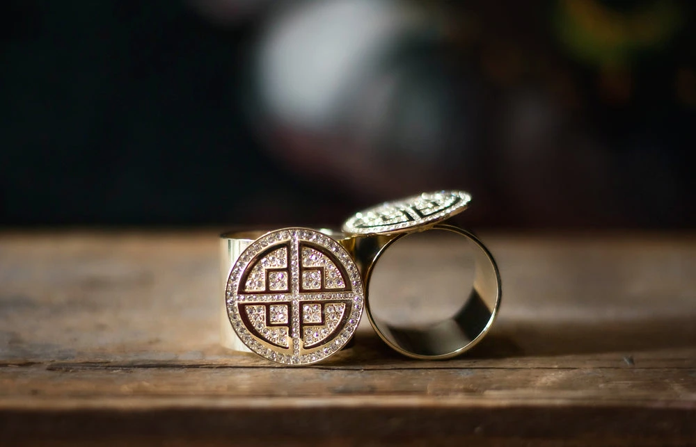 TRISH SCULLY CARDINAL EMBROIDERED LINEN NAPKIN, SET OF 4 4 TRISH SCULLY CARDINAL EMBROIDERED LINEN NAPKIN, SET OF 4